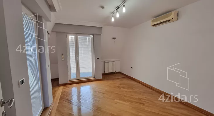 Šestoiposoban stan | 4zida