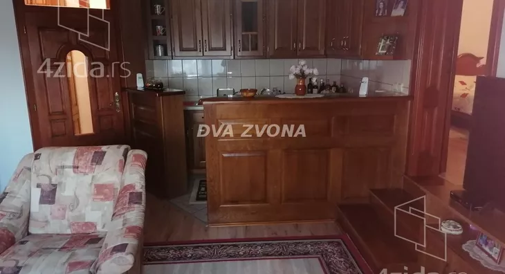 Poslovna zgrada | 4zida