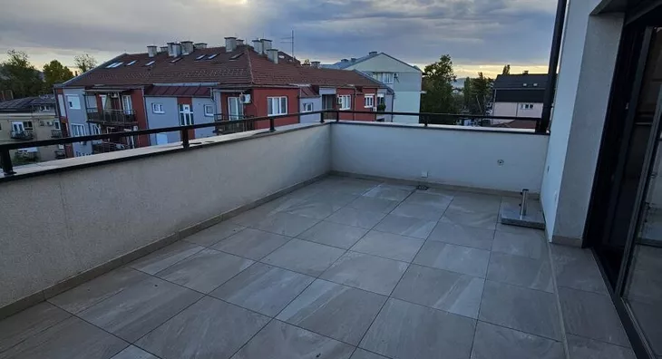 Šestosoban stan | 4zida