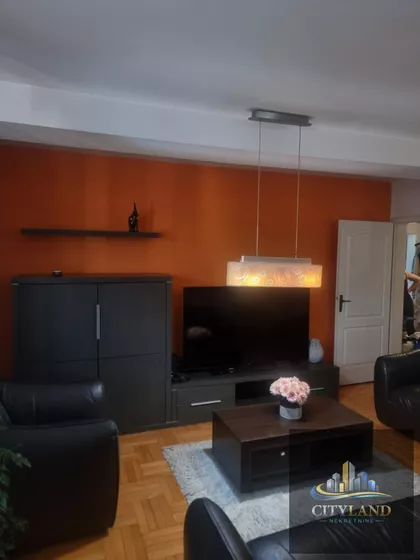 Crveni Pevac | 4zida.rs