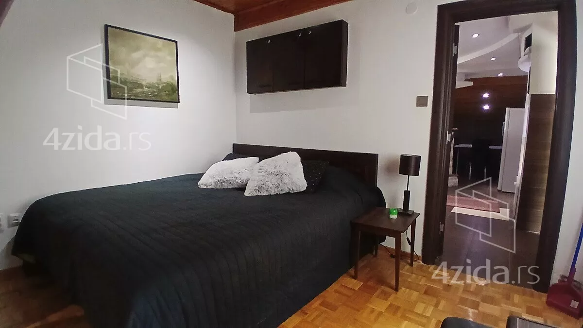 Četvoroiposoban stan | 4zida