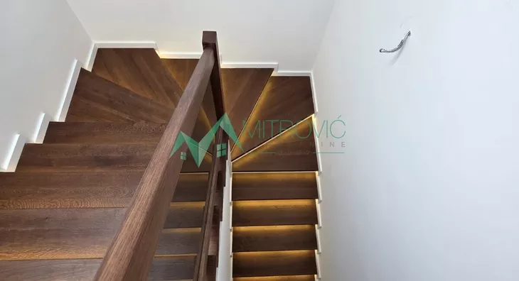 Šestosoban stan | 4zida