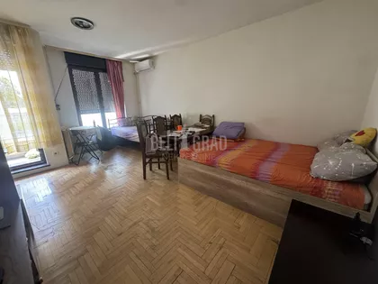 Komovska | 4zida.rs