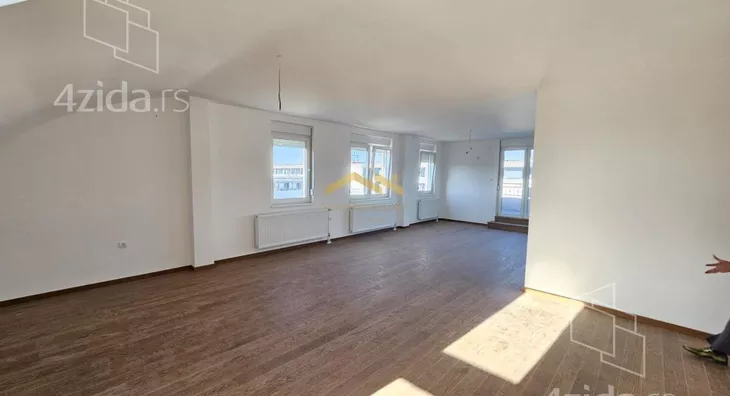 Šestosoban stan | 4zida