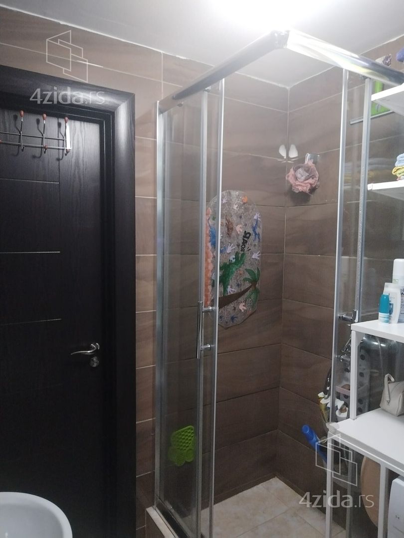 Sedamnaestog Oktobra – další