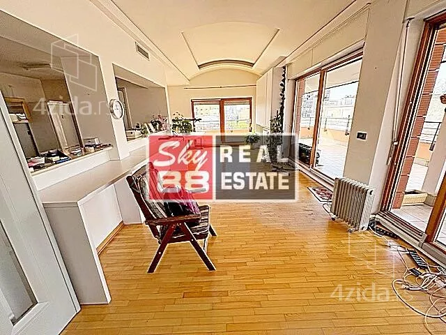 Šestoiposoban stan | 4zida