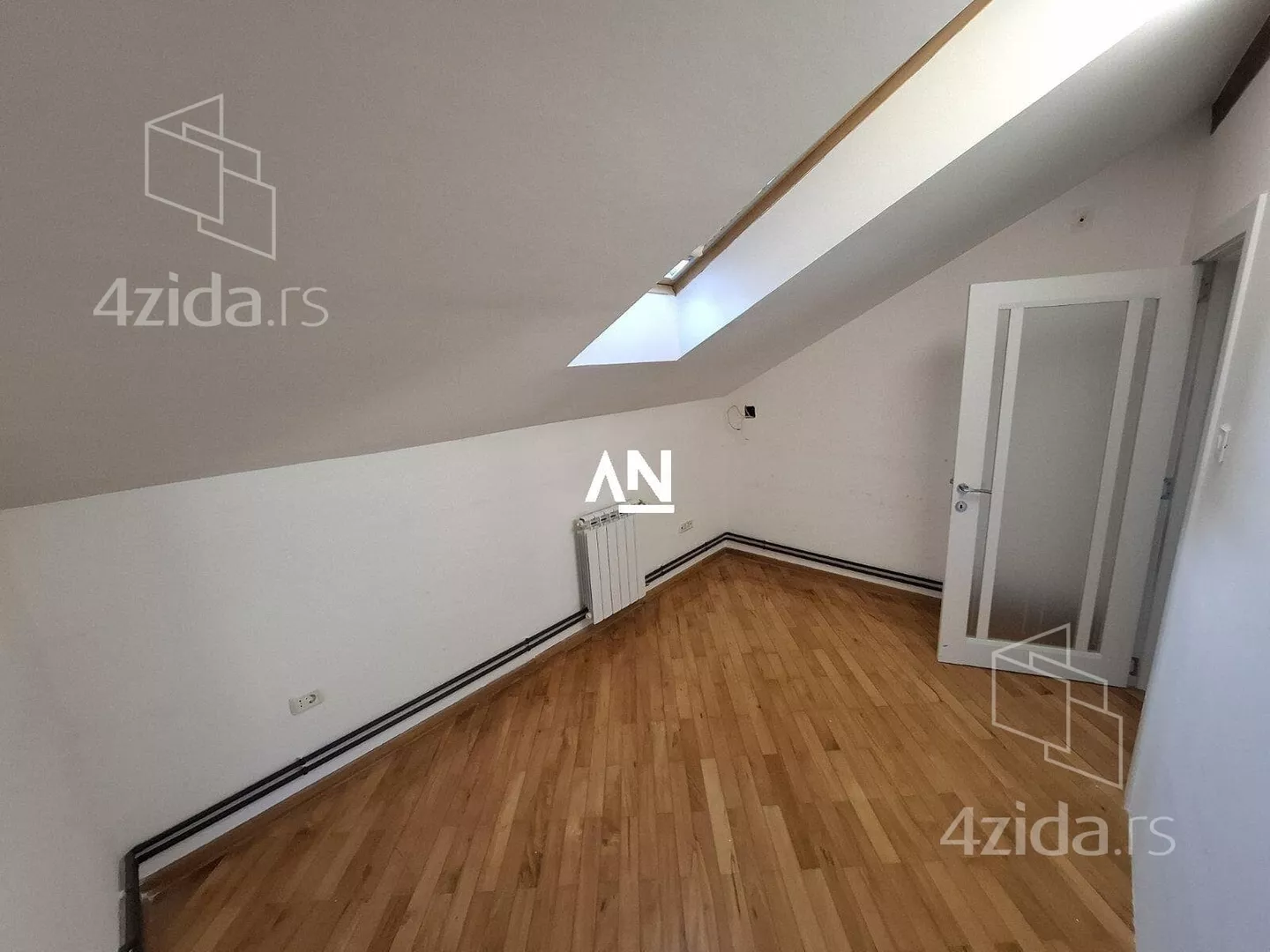 Šestoiposoban stan | 4zida