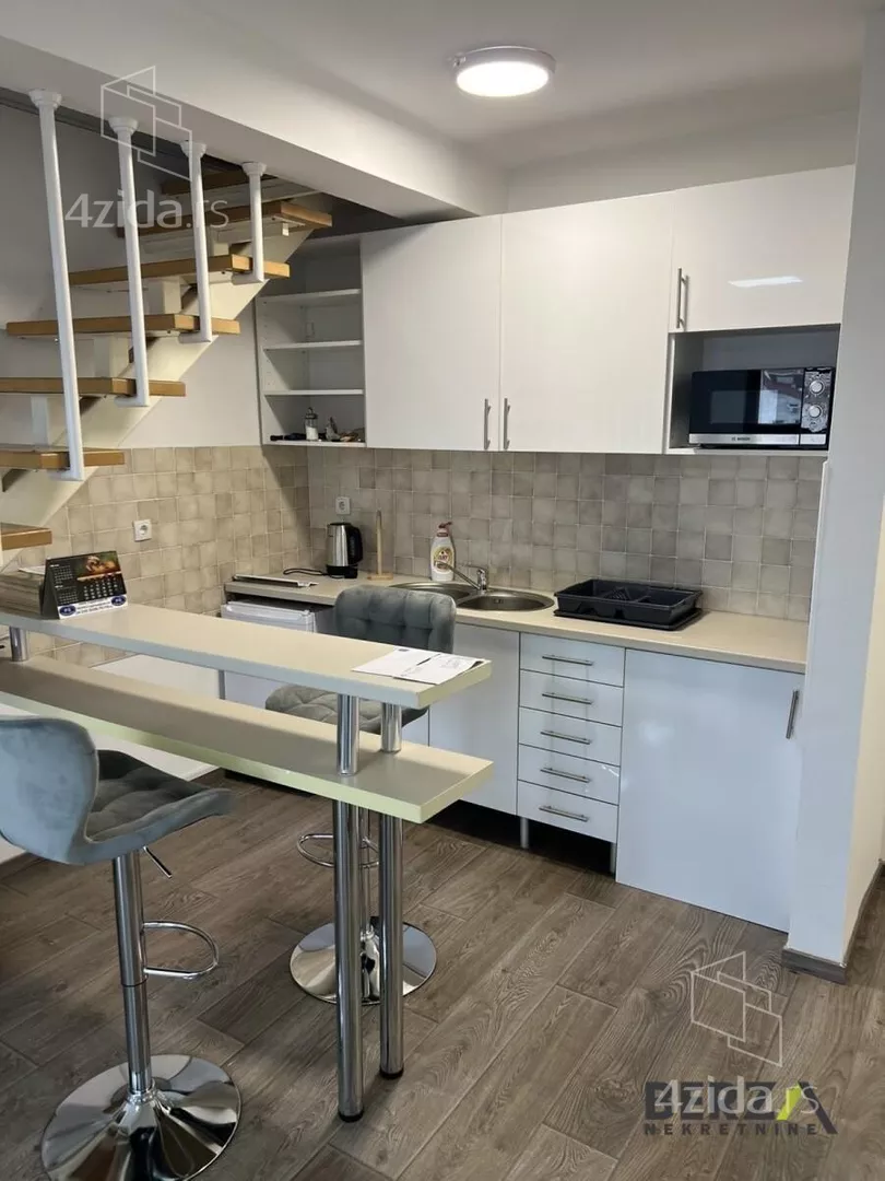 Šestosoban stan | 4zida