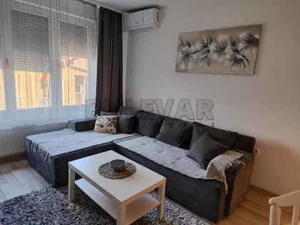 Trg Pavla Stojkovića | 4zida.rs