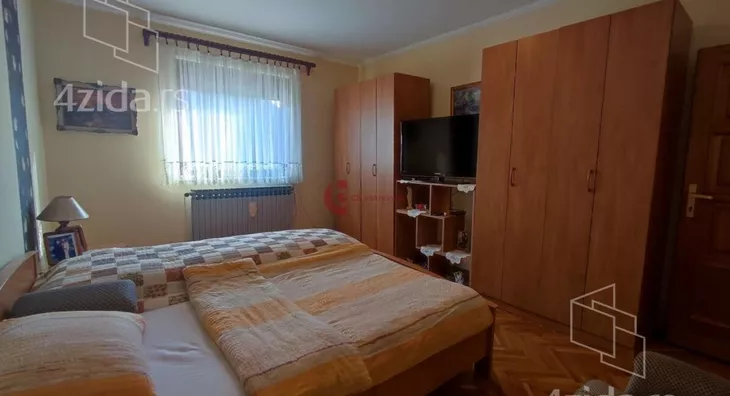 Poslovna zgrada | 4zida