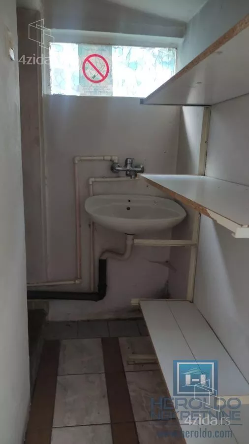 Poslovna zgrada | 4zida