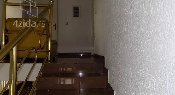 Poslovna zgrada | 4zida