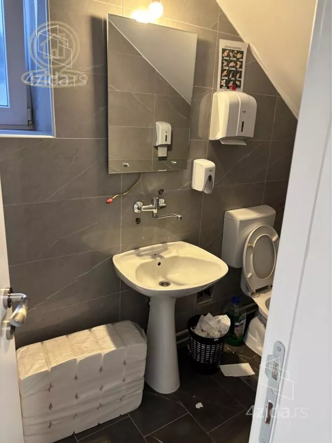 Poslovna zgrada | 4zida