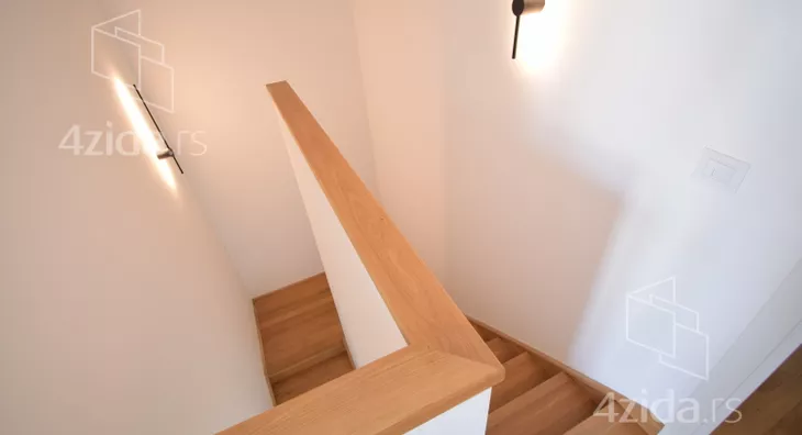 Šestosoban stan | 4zida