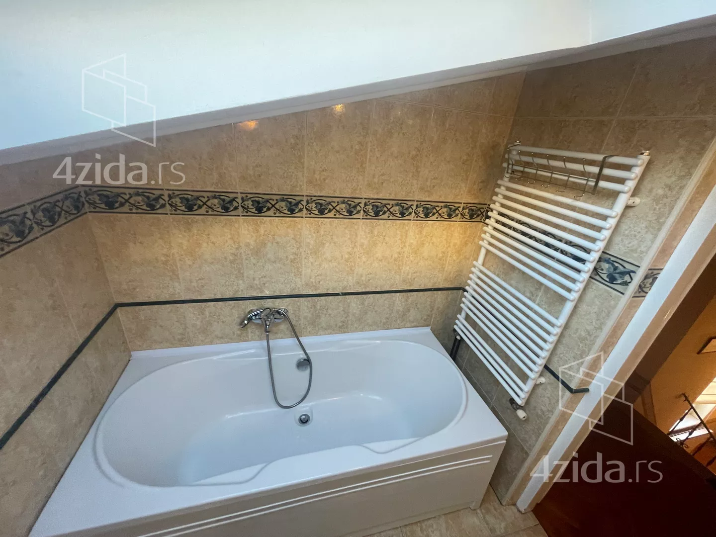 Petosoban stan | 4zida