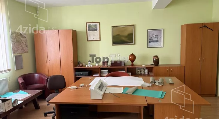 Poslovna zgrada | 4zida