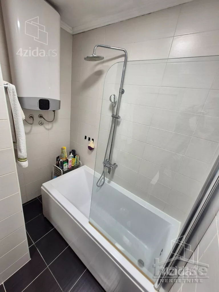 Šestosoban stan | 4zida