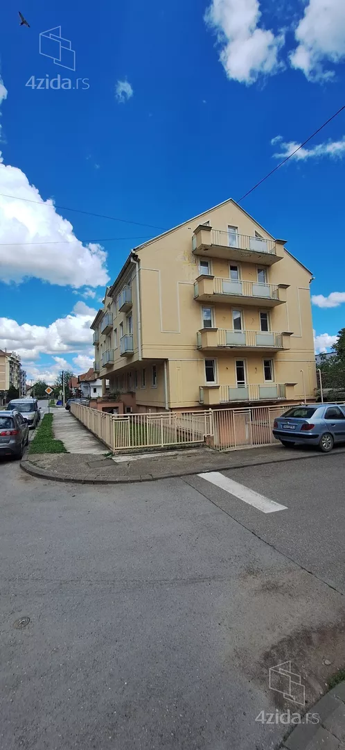 Poslovna zgrada | 4zida