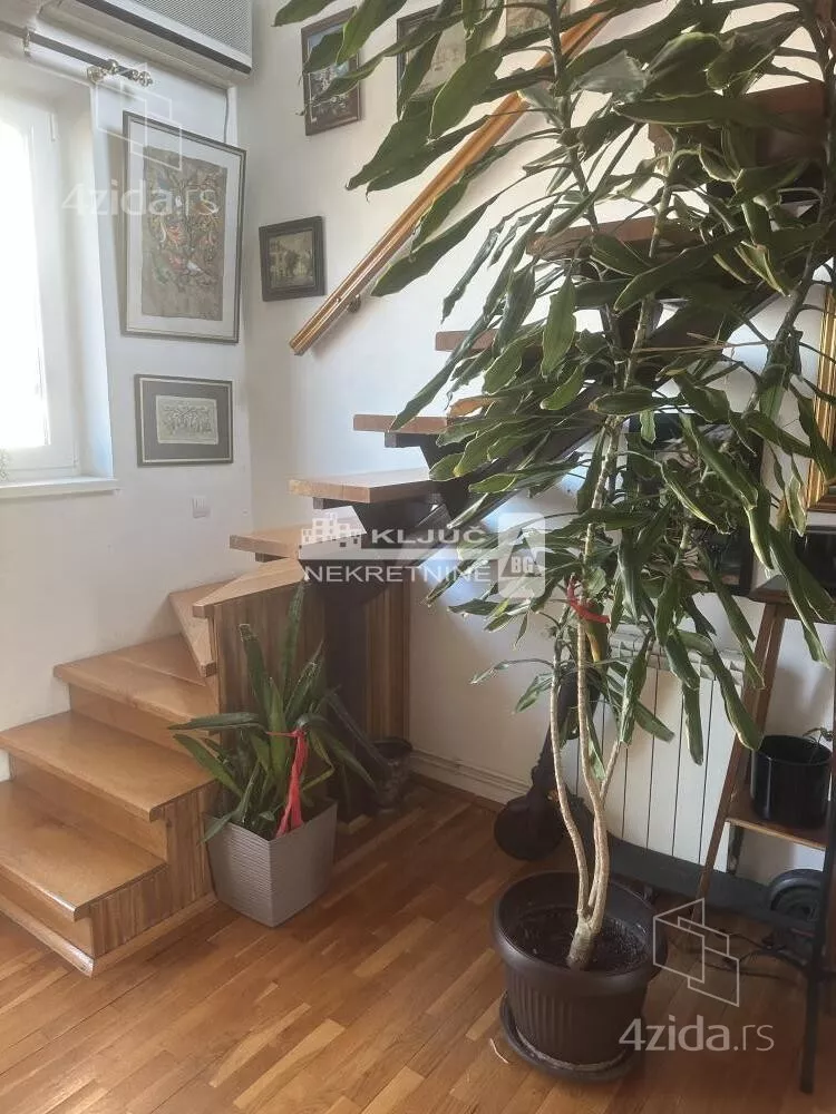 Četvoroiposoban stan | 4zida