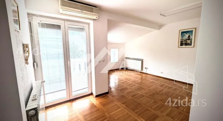 Poslovna zgrada | 4zida