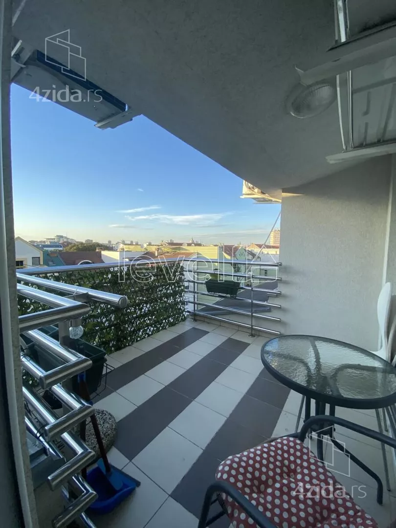 Šestosoban stan | 4zida