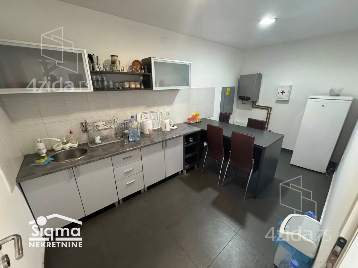 Poslovna zgrada | 4zida