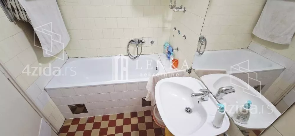 Četvoroiposoban stan | 4zida