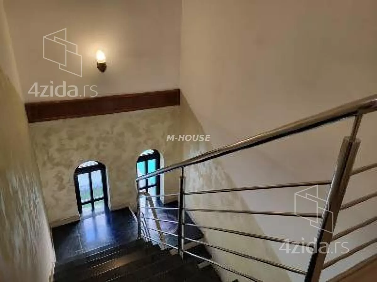 Poslovna zgrada | 4zida