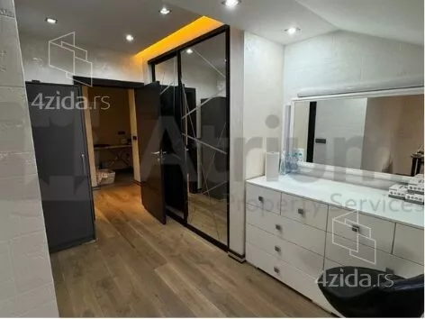 Šestosoban stan | 4zida