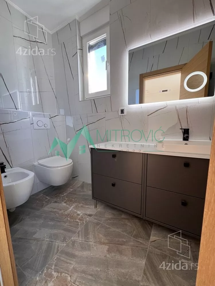 Šestosoban stan | 4zida