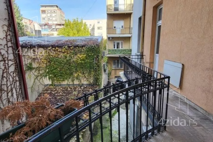 Četvoroiposoban stan | 4zida