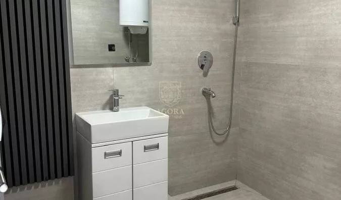 Četvoroiposoban stan | 4zida