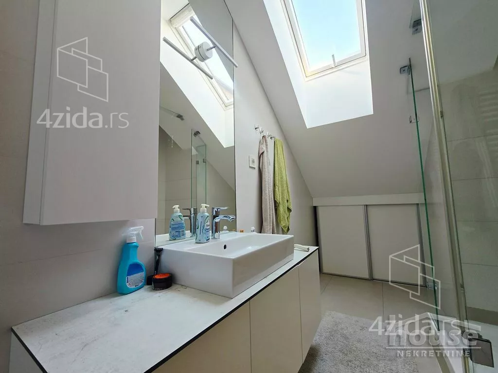 Sedmosoban stan | 4zida