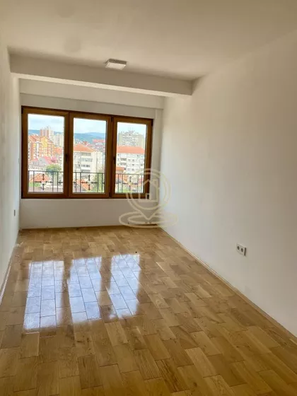 Crveni Pevac | 4zida.rs