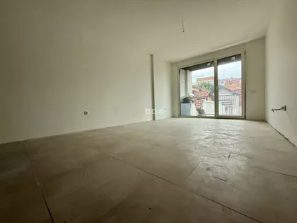 Crveni Pevac | 4zida.rs