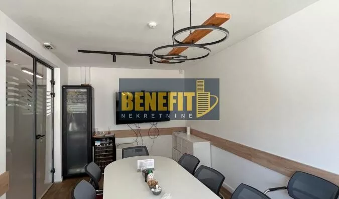 Poslovna zgrada | 4zida