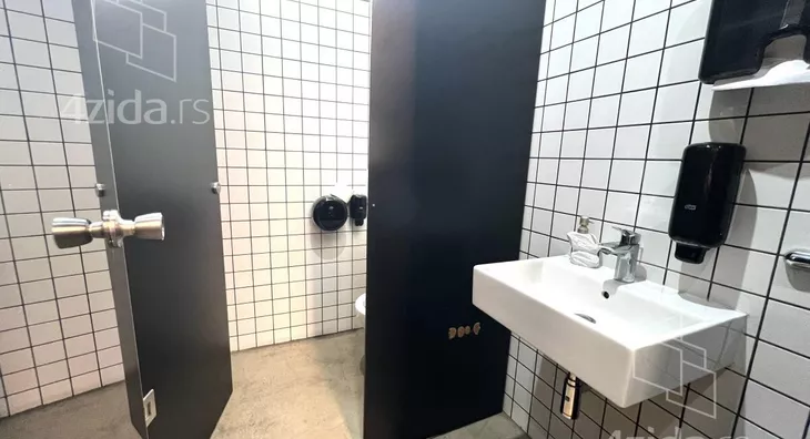 Poslovna zgrada | 4zida