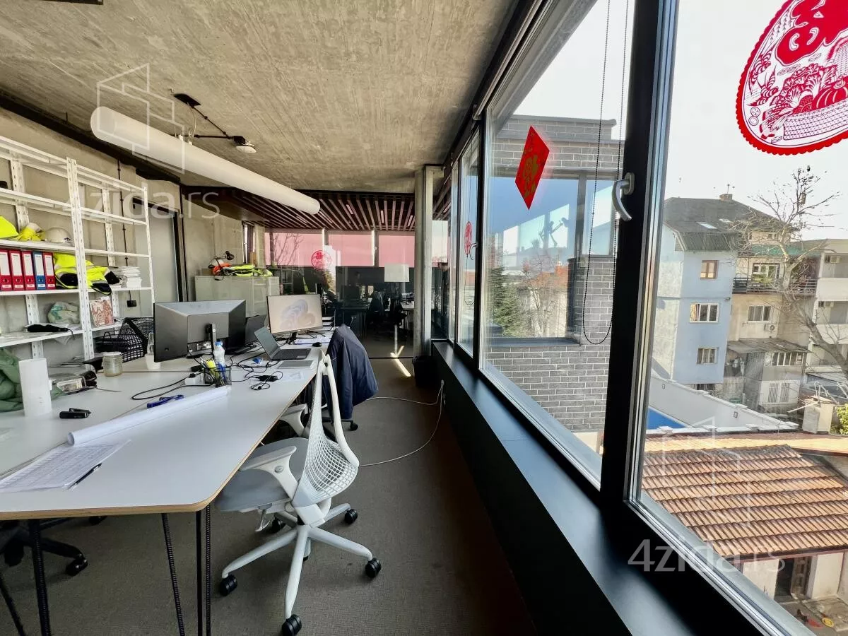 Poslovna zgrada | 4zida