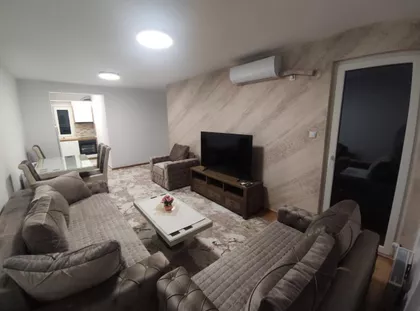 Crveni Pevac | 4zida.rs