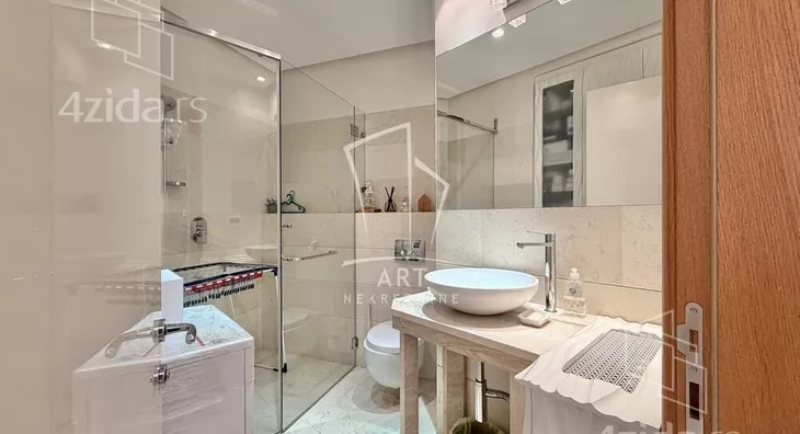 Šestoiposoban stan | 4zida