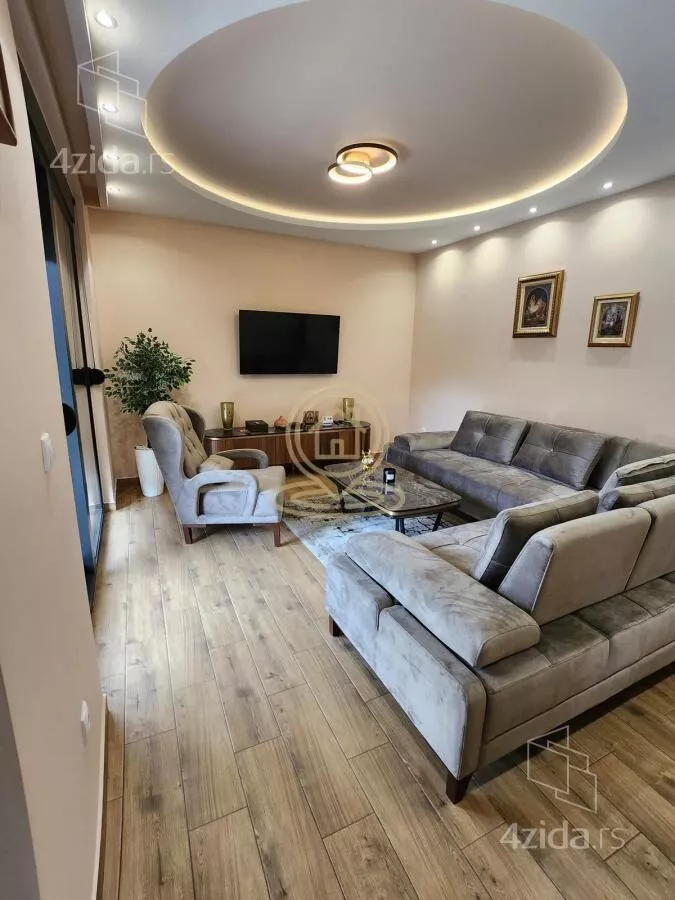 Poslovna zgrada | 4zida