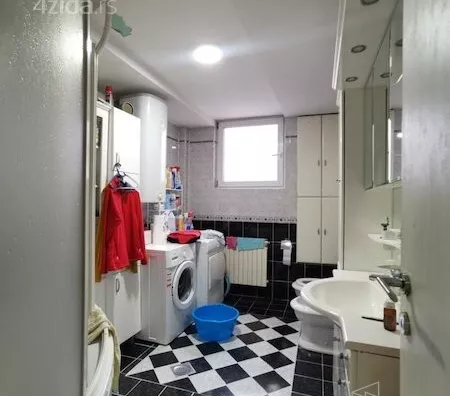 Poslovna zgrada | 4zida