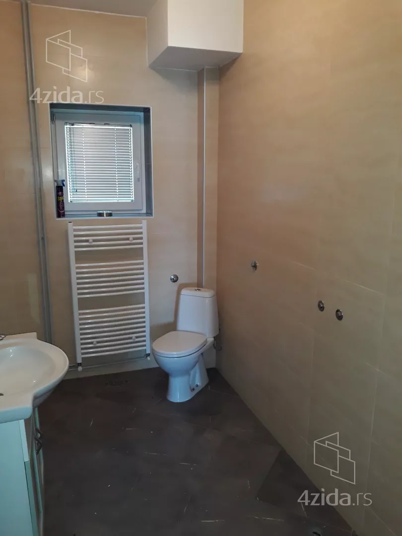 Poslovna zgrada | 4zida