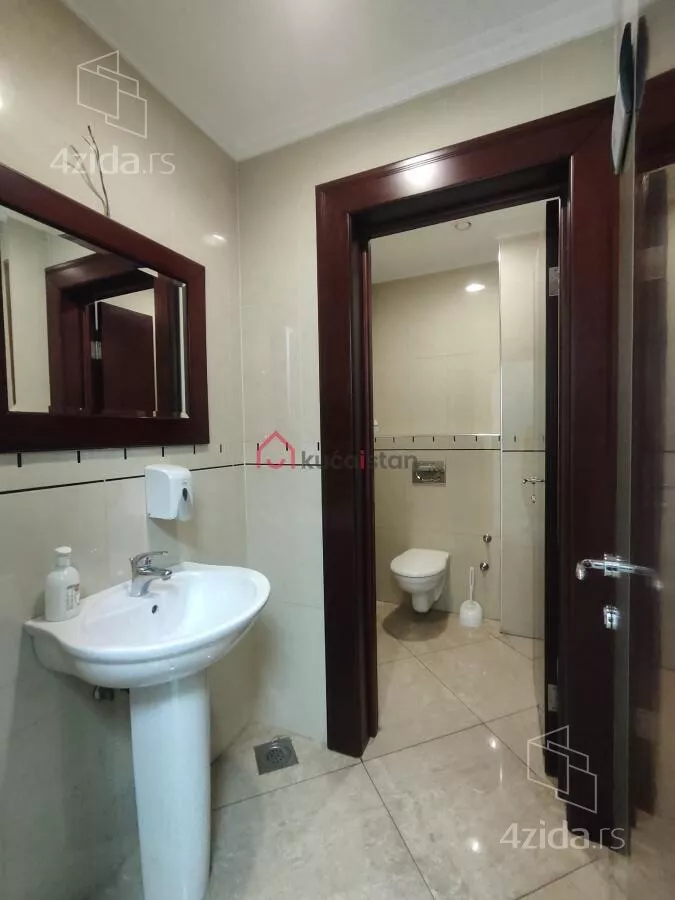 Poslovna zgrada | 4zida