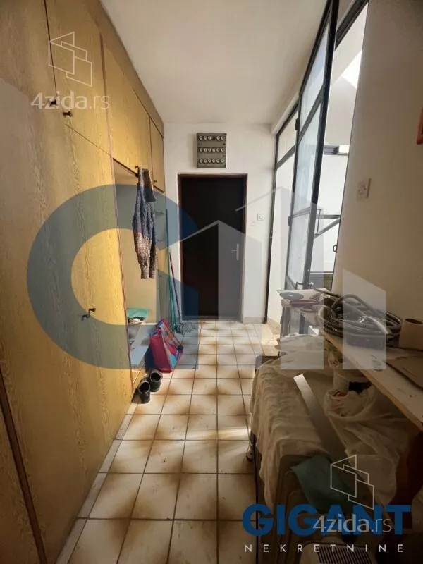 Šestosoban stan | 4zida