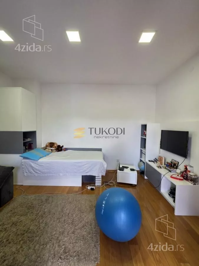 Sedmosoban stan | 4zida