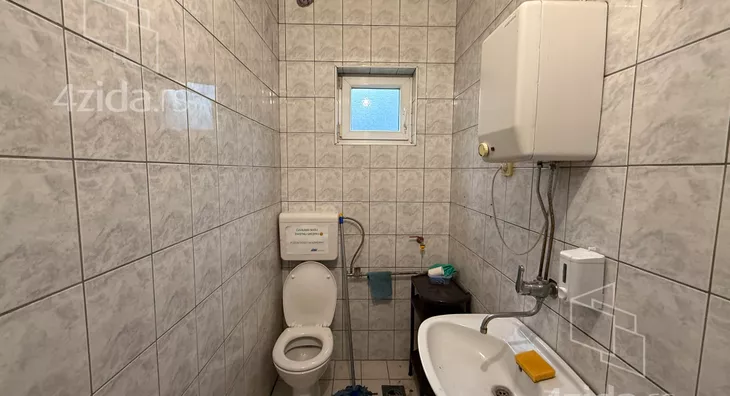 Poslovna zgrada | 4zida