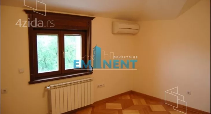 Sedmosoban stan | 4zida