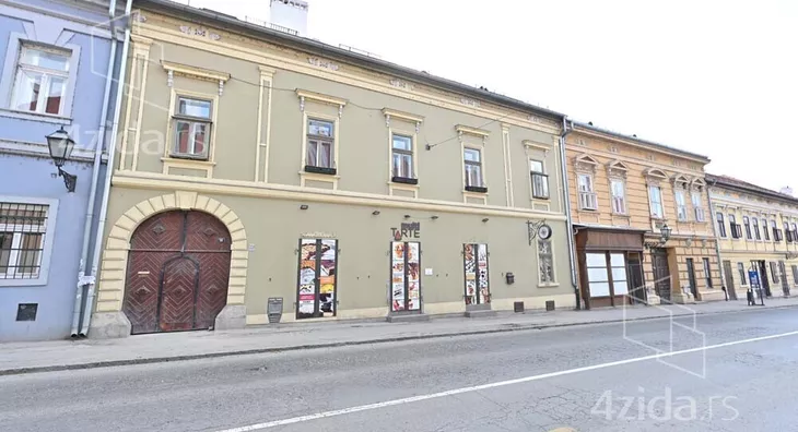 Poslovna zgrada | 4zida