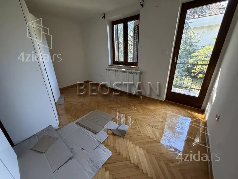 Šestoiposoban stan | 4zida